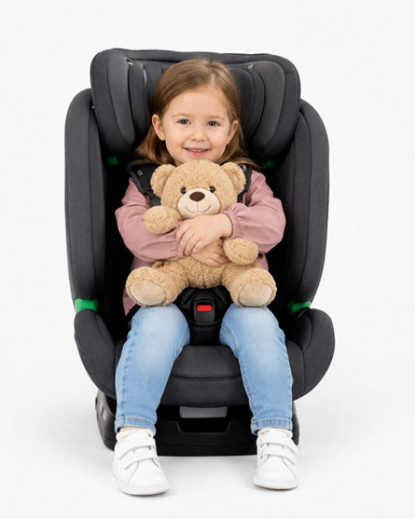 Kind sicher im Kindersitz beim Flughafentransfer zum BER